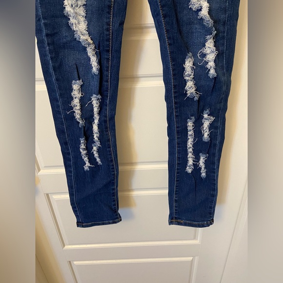 FASHION NOVA RIPPED BLUE JEANS SIZE 7/8 - Picture 3 of 9